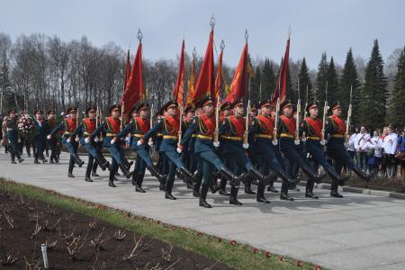 Ленинградские коммунисты возложили венок и цветы к мемориалу на Пискарёвском кладбище