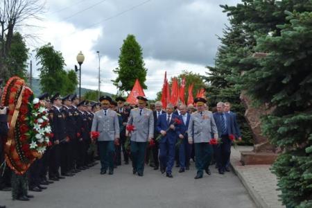 В канун Дня Победы во Владикавказе на Мемориале Славы прошла церемония возложения цветов и венков