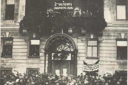 Проект KPRF.RU "Хроника революции". 6 мая 1917 года: Временное правительство утвердило "Положение о рабочих комитетах в промышленных заведениях", Генерал Корнилов подал в отставку с поста главнокомандующего Петербургского военного округа
