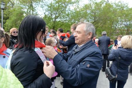 «Ярче гори, наш галстук пионерский!»: 450 новосибирских школьников вступили в ряды пионеров