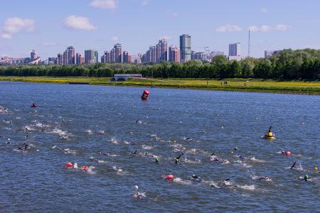 Москва. Заплыв на открытой воде спортклуба КПРФ собрал почти 1000 участников