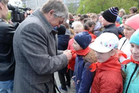 «Ярче гори, наш галстук пионерский!»: 450 новосибирских школьников вступили в ряды пионеров