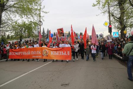 Тувинские коммунисты и комсомольцы в первых рядах «бессмертного полка»