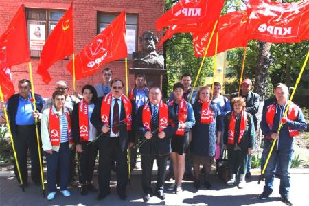 В Курске коммунисты возложили цветы к памятнику Карлу Марксу