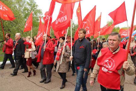Рязанские коммунисты приняли участие в шествии и торжественном возложении цветов к Вечному огню