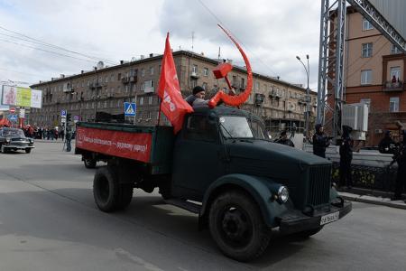 «Красные в городе»: Первомайская колонна прошла по центру Новосибирска