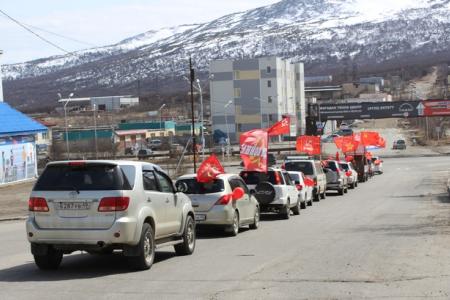 Магаданские коммунисты проведи автопробег в честь Великой Победы
