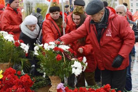 Ивановские коммунисты провели День Победы под красными знаменами