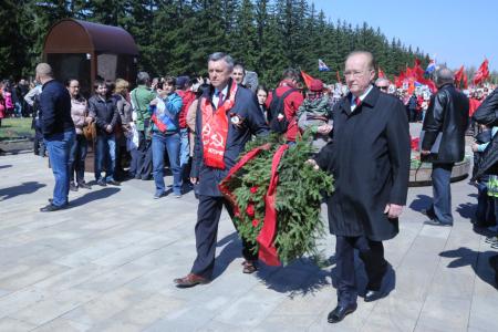 Омские коммунисты праздничным шествием отметили День Победы