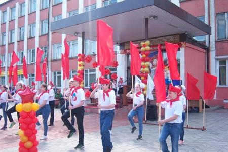 Кемеровская область. 19 мая сотни школьников дали пионерскую клятву