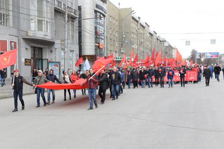 «Красные в городе»: Первомайская колонна прошла по центру Новосибирска