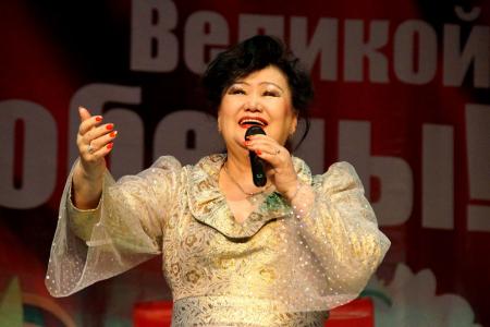 Золотое сердце Бурятии — 2017. Лидер коммунистов республики Вячеслав Мархаев приветствовал участников юбилейного концерта