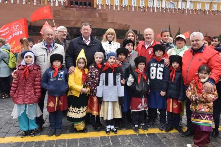 "Взвейтесь кострами синие ночи". Концерт в Колонном зале Дома Союзов, посвященный 95-летию пионерии
