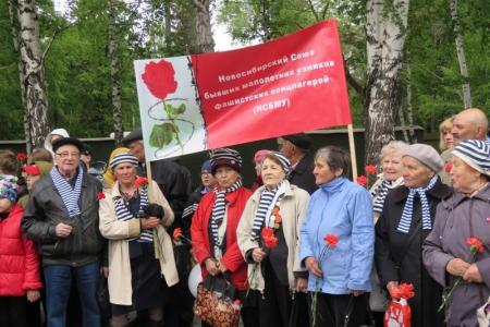 Мэр-коммунист Новосибирска Анатолий Локоть принял участие в открытии арки памяти детей-узников концлагерей