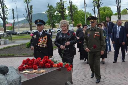 В канун Дня Победы во Владикавказе на Мемориале Славы прошла церемония возложения цветов и венков