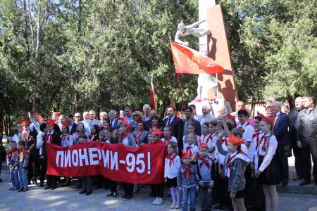 Республика Крым. В Симферополе прошла торжественная линейка в честь 95-летия пионерии