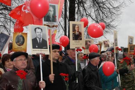 Ярославль встретил День Победы под Красными знамёнами