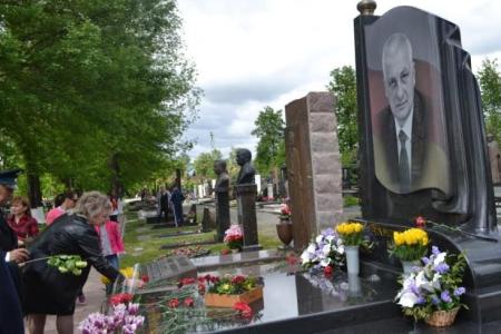 В канун Дня Победы во Владикавказе на Мемориале Славы прошла церемония возложения цветов и венков