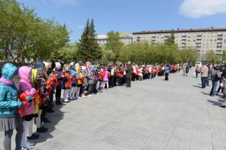 «Ярче гори, наш галстук пионерский!»: 450 новосибирских школьников вступили в ряды пионеров