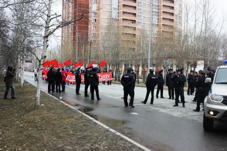 Полиция заблокировала первомайскую колонну КПРФ в Сургуте
