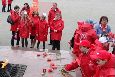Саратовский обком КПРФ провел прием в пионеры