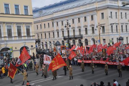Красный День Победы в Санкт-Петербурге. Колонна коммунистов, ветеранов и комсомольцев прошла по Невскому проспекту