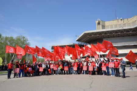 Астраханские коммунисты приняли участие в первомайском митинге профсоюзов
