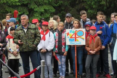 Мэр-коммунист Новосибирска Анатолий Локоть принял участие в открытии арки памяти детей-узников концлагерей