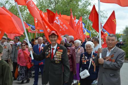 Калмыкия. Коммунисты возложили цветы к Вечному огню