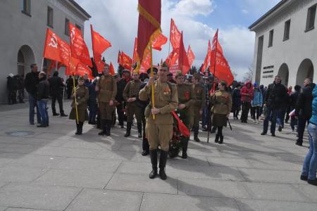Ленинградские коммунисты организовали возложение венков и цветов на Пискарёвском кладбище