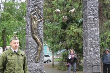 Мэр-коммунист Новосибирска Анатолий Локоть принял участие в открытии арки памяти детей-узников концлагерей
