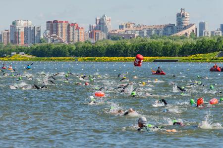 Москва. Заплыв на открытой воде спортклуба КПРФ собрал почти 1000 участников