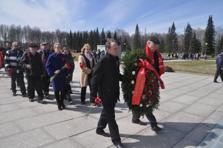 Ленинградские коммунисты возложили венок и цветы к мемориалу на Пискарёвском кладбище