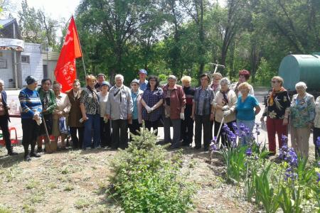 Дети войны города Волжского продолжают облагораживать свою аллею в городском парке