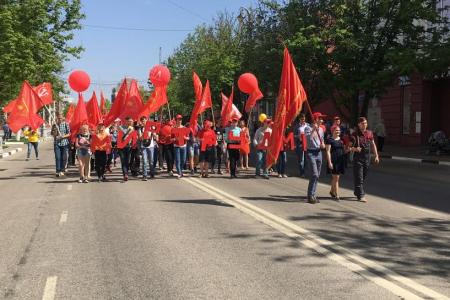 Комсомольцы Белгородской области устроили театрализованную первомайскую демонстрацию, ярко пройдя по центру города