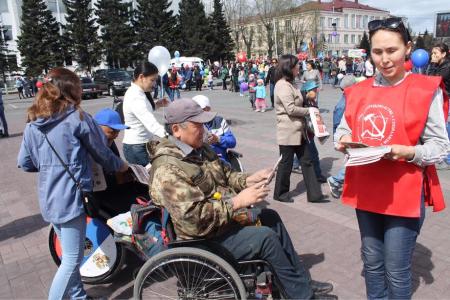 Тувинские коммунисты приняли участие в праздничном шествии, посвященному Первомаю
