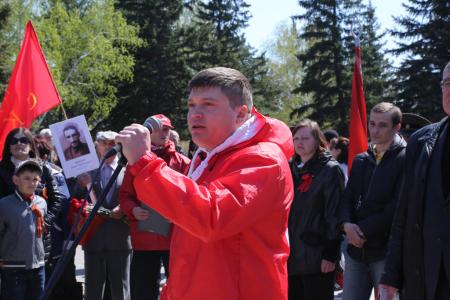 Омские коммунисты праздничным шествием отметили День Победы