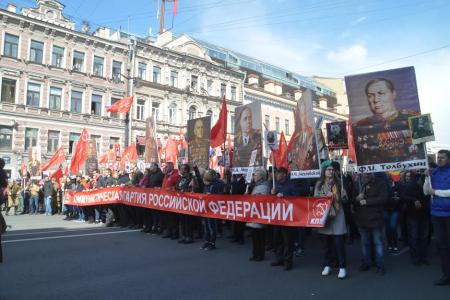 Красный День Победы в Санкт-Петербурге. Колонна коммунистов, ветеранов и комсомольцев прошла по Невскому проспекту