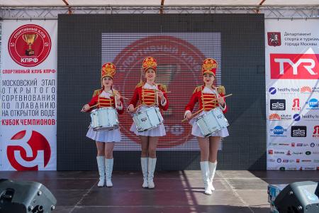 Москва. Заплыв на открытой воде спортклуба КПРФ собрал почти 1000 участников