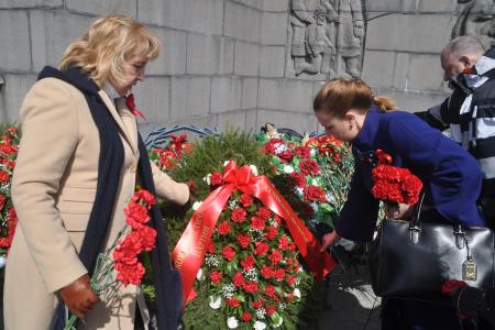Ленинградские коммунисты возложили венок и цветы к мемориалу на Пискарёвском кладбище