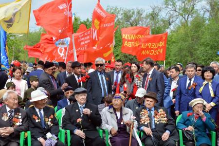 Коммунисты Калмыкии возложили цветы к Вечному огню