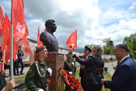 В канун Дня Победы во Владикавказе на Мемориале Славы прошла церемония возложения цветов и венков