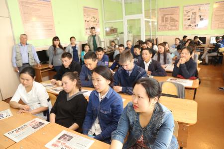 Тувинские коммунисты встретились со студентами Ак-Довурака