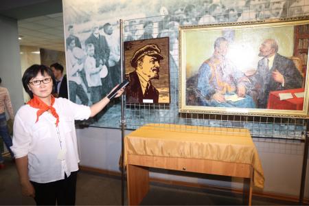 «Ночь в музее». Тувинские коммунисты посетили экспозицию к 100-летию Великого Октября