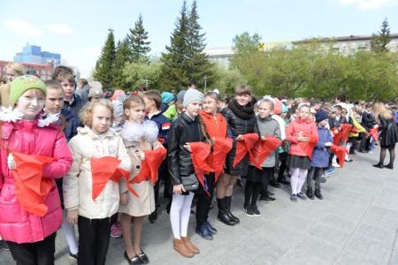 «Ярче гори, наш галстук пионерский!»: 450 новосибирских школьников вступили в ряды пионеров