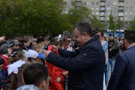 «Ярче гори, наш галстук пионерский!»: 450 новосибирских школьников вступили в ряды пионеров