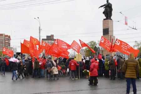 Ивановские коммунисты провели День Победы под красными знаменами