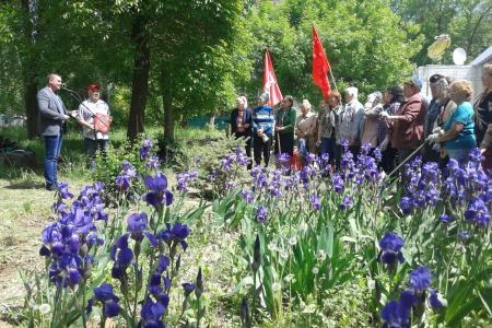 Дети войны города Волжского продолжают облагораживать свою аллею в городском парке