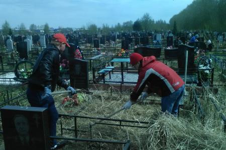 Ярославские комсомольцы привели в порядок могилы ветеранов