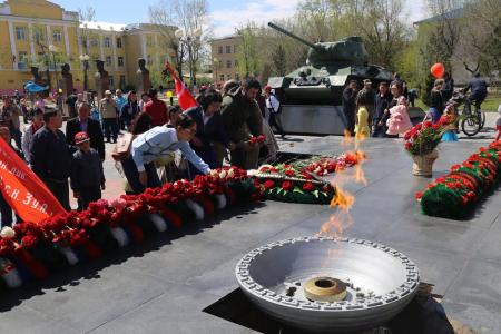 Тувинские коммунисты и комсомольцы в первых рядах «бессмертного полка»